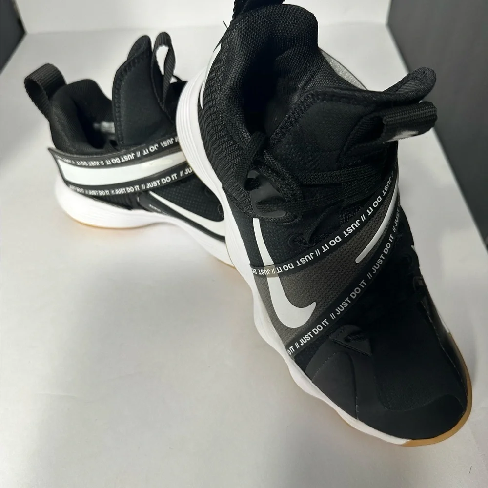 Nike Kids Black Athletic Shoes pre owned excelente conditions size 8.5